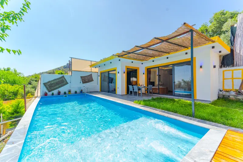 İslamlar’da korunaklı havuzlu kiralık villa