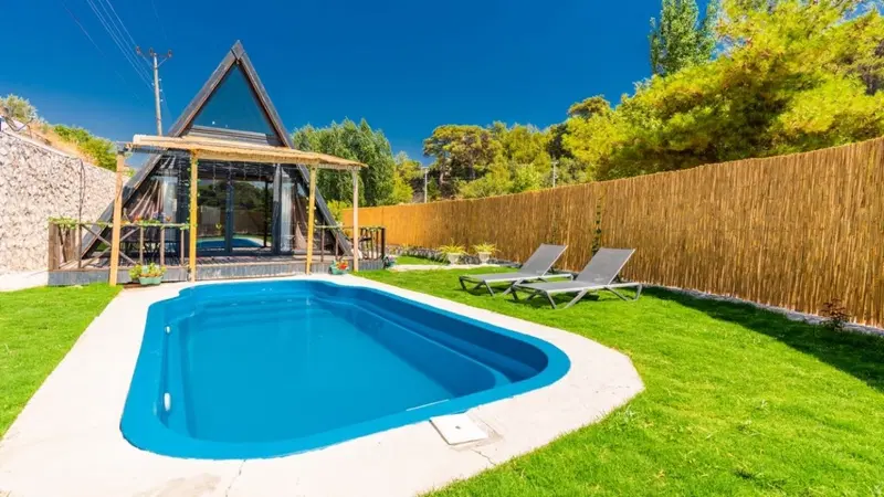 Sarıbelen’de korunaklı havuzlu kiralık villa