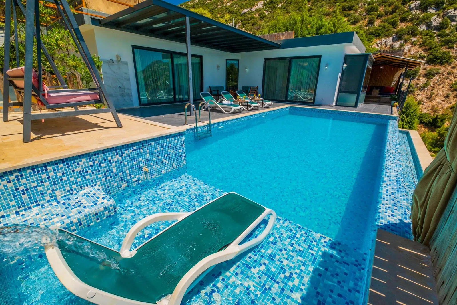 İslamlar’da korunaklı havuzlu kiralık villa