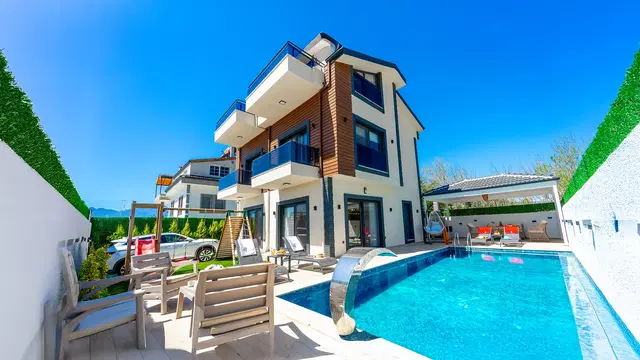Huzurlu Fethiye’de 8 Kişilik Korunaklı Havuzlu Kiralık Villa
