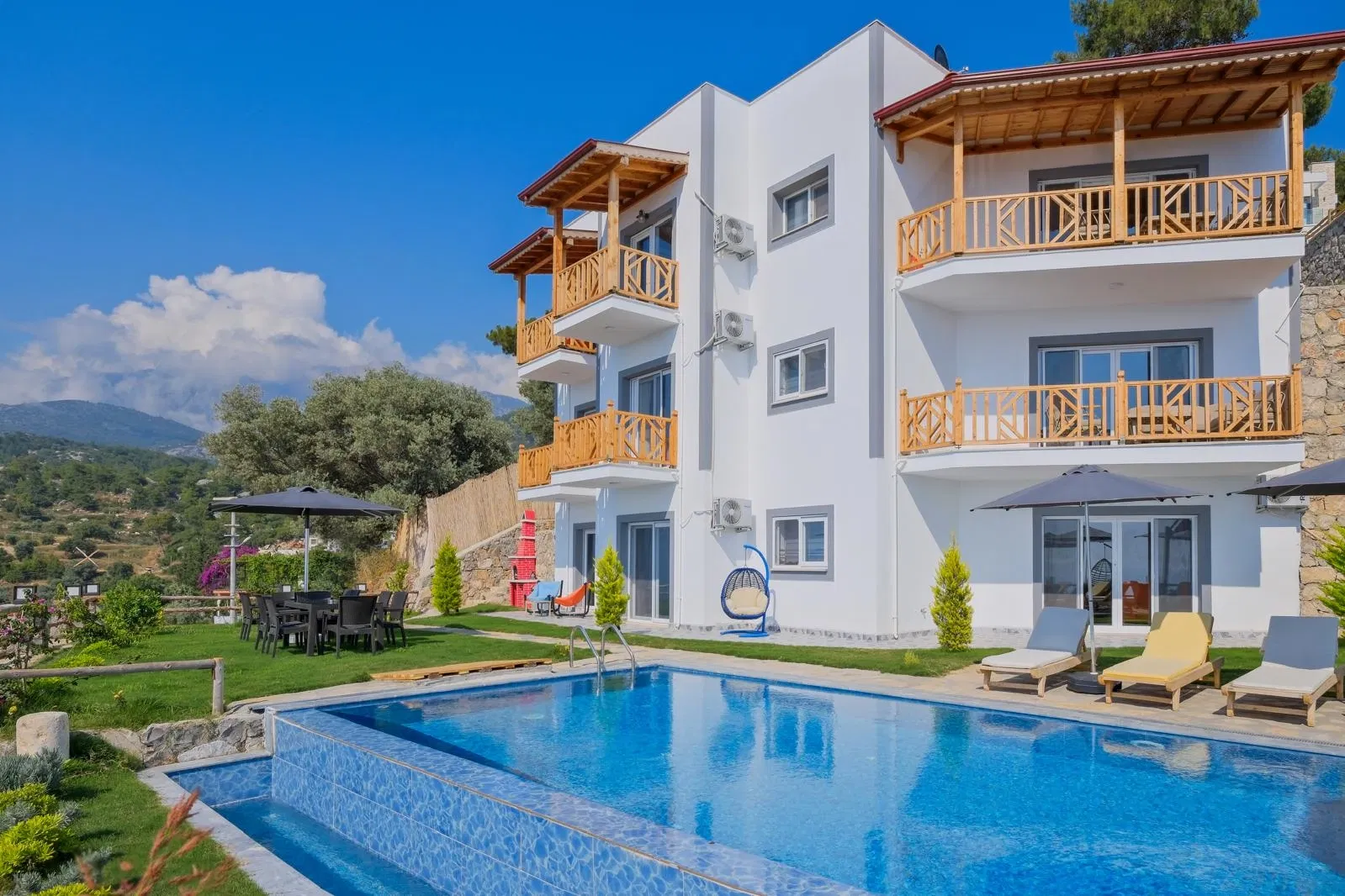 Fethiye’de deniz manzaralı kiralık villa