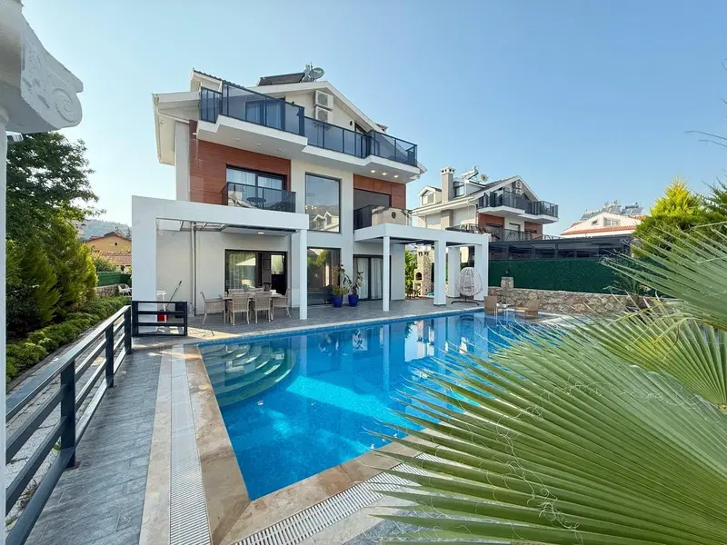 Fethiye’de bahçeli kiralık villa