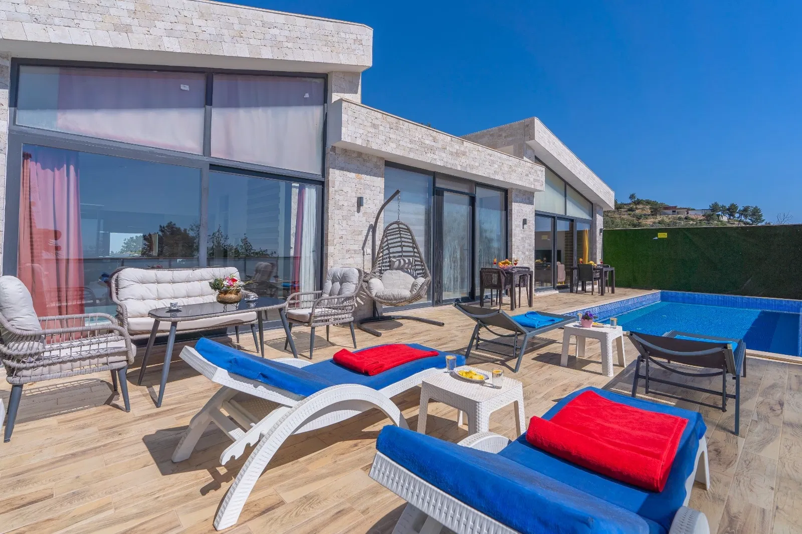 Üzümlü’de korunaklı havuzlu kiralık villa