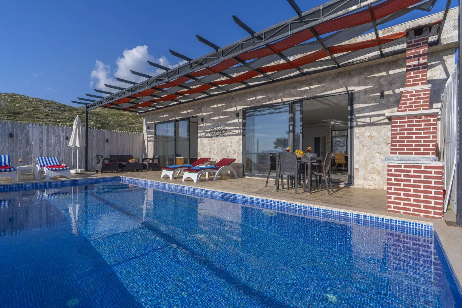 Üzümlü’de korunaklı havuzlu kiralık villa