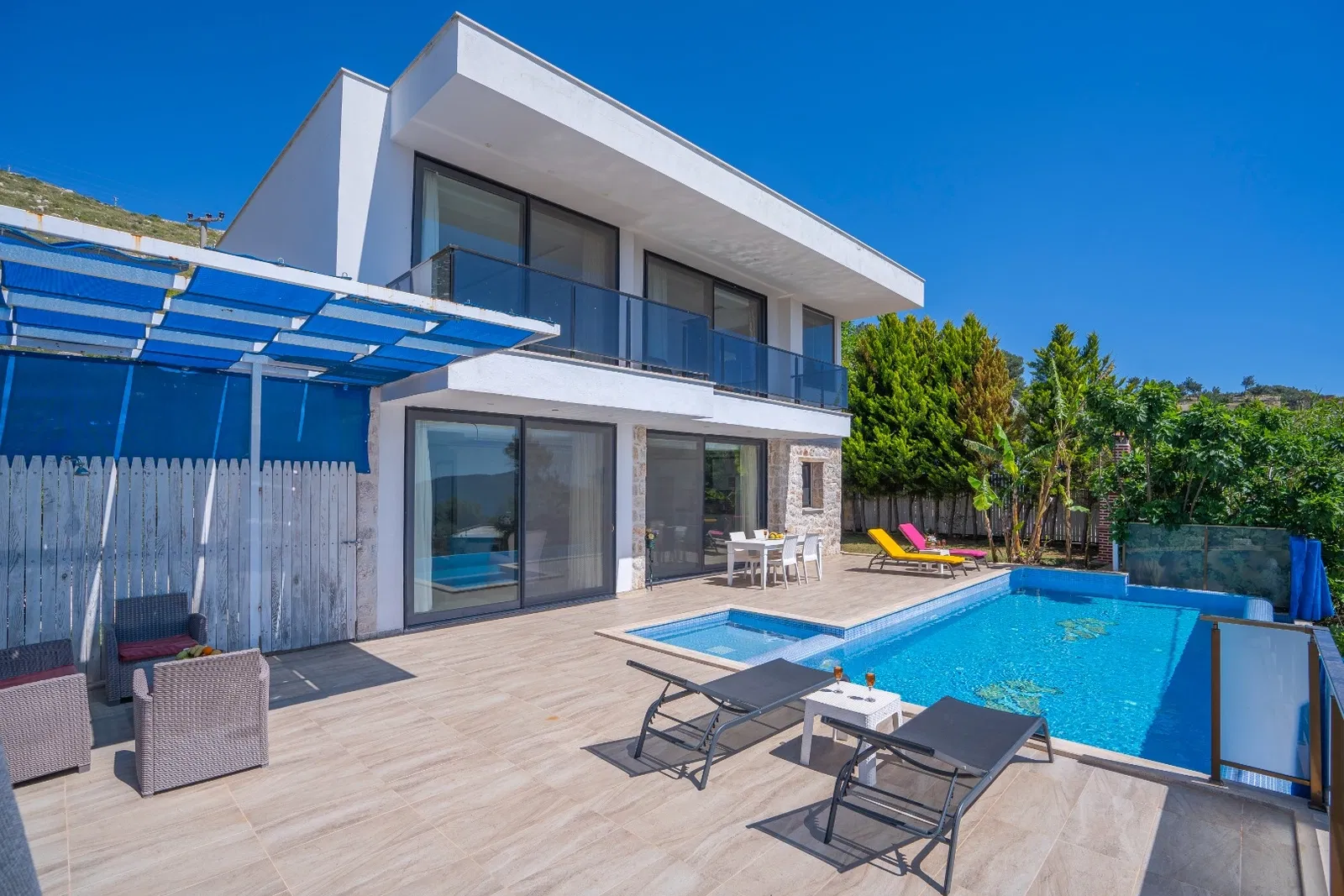 Üzümlü’de korunaklı havuzlu kiralık villa