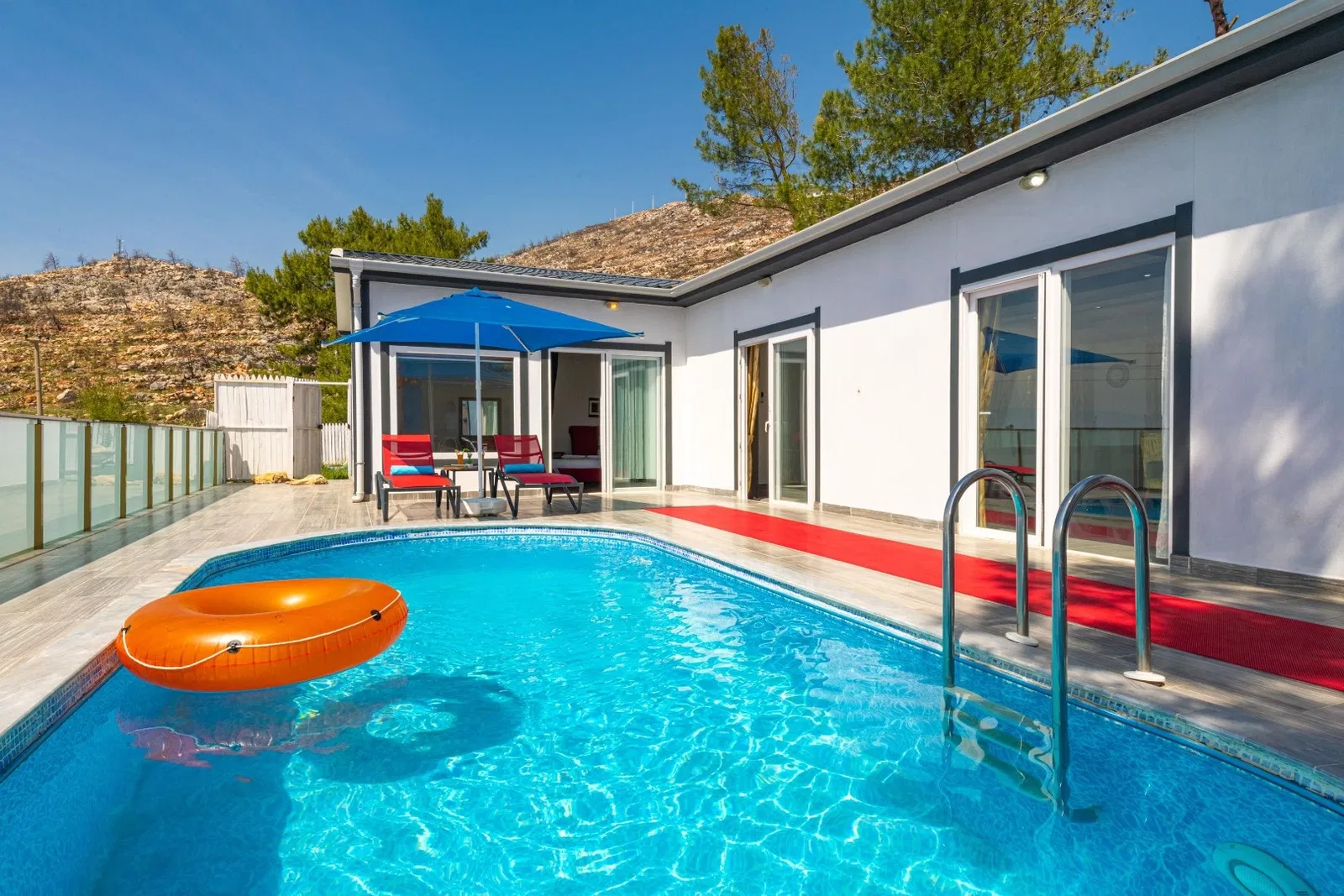 Üzümlü’de korunaklı havuzlu kiralık villa