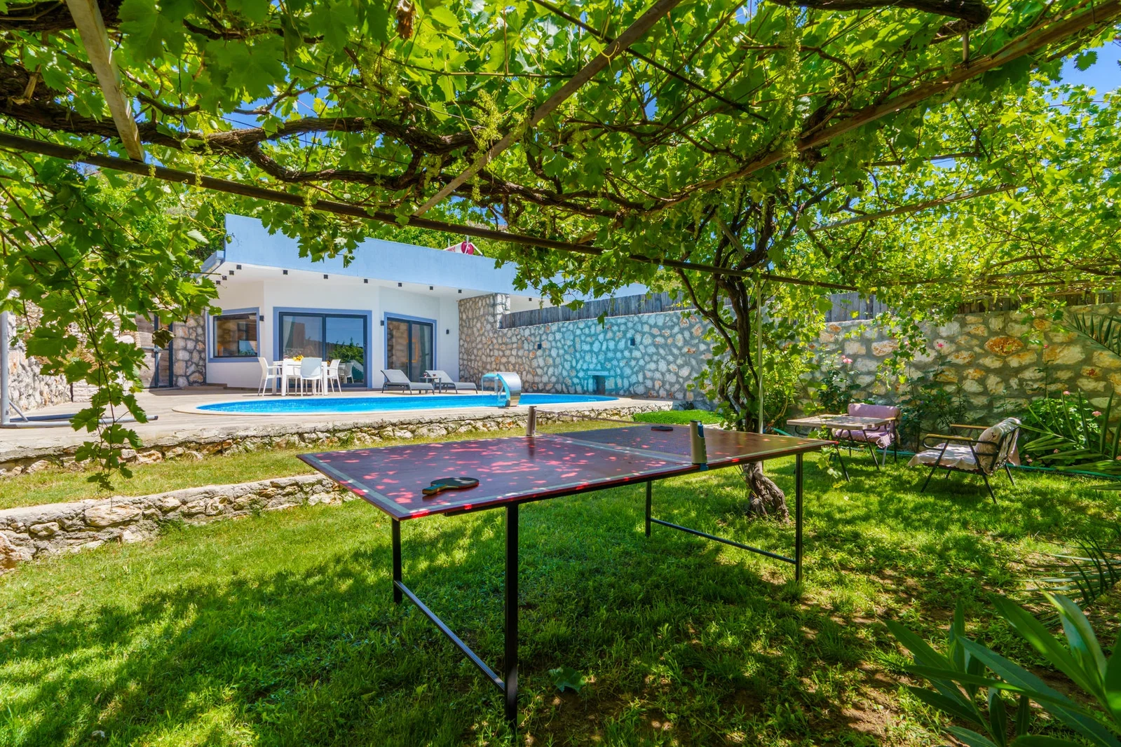 Üzümlü’de Balayı Çiftlerine Uygun, Korunaklı Havuzlu, 1 Yatak Odalı, Ekonomik Villa