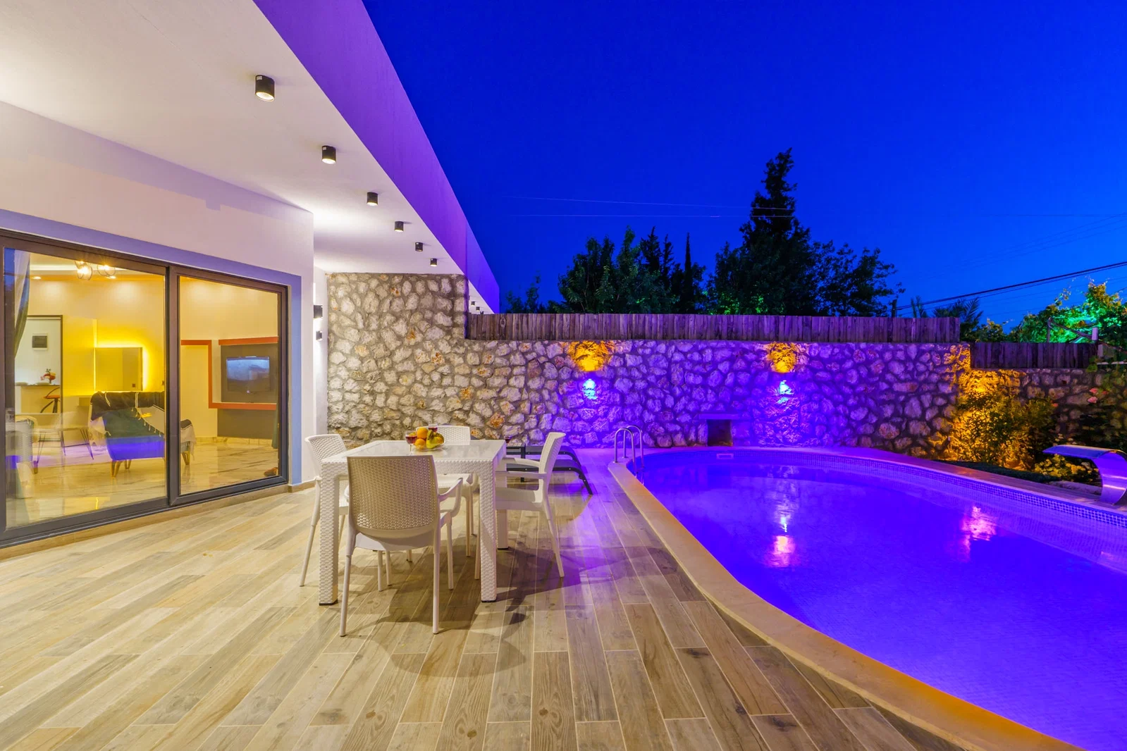 Üzümlü’de Balayı Çiftlerine Uygun, Korunaklı Havuzlu, 1 Yatak Odalı, Ekonomik Villa