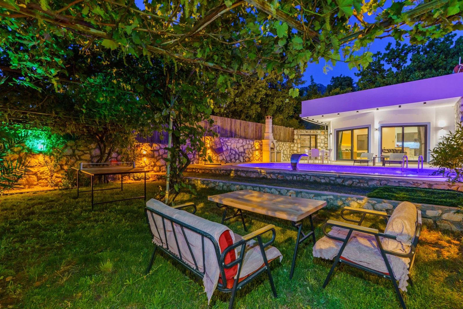 Üzümlü’de Balayı Çiftlerine Uygun, Korunaklı Havuzlu, 1 Yatak Odalı, Ekonomik Villa