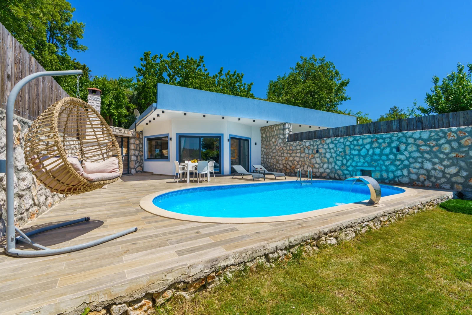 Üzümlü’de Balayı Çiftlerine Uygun, Korunaklı Havuzlu, 1 Yatak Odalı, Ekonomik Villa