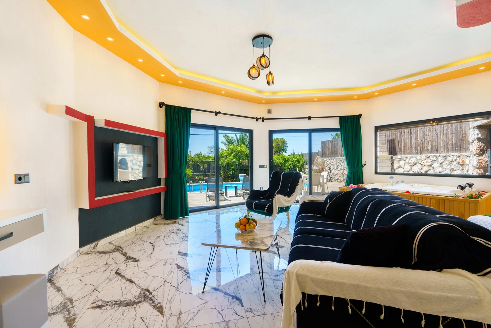 Üzümlü’de Balayı Çiftlerine Uygun, Korunaklı Havuzlu, 1 Yatak Odalı, Ekonomik Villa