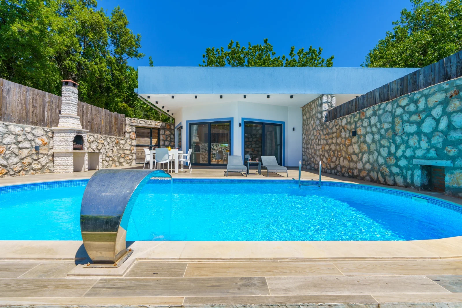 Üzümlü’de Balayı Çiftlerine Uygun, Korunaklı Havuzlu, 1 Yatak Odalı, Ekonomik Villa