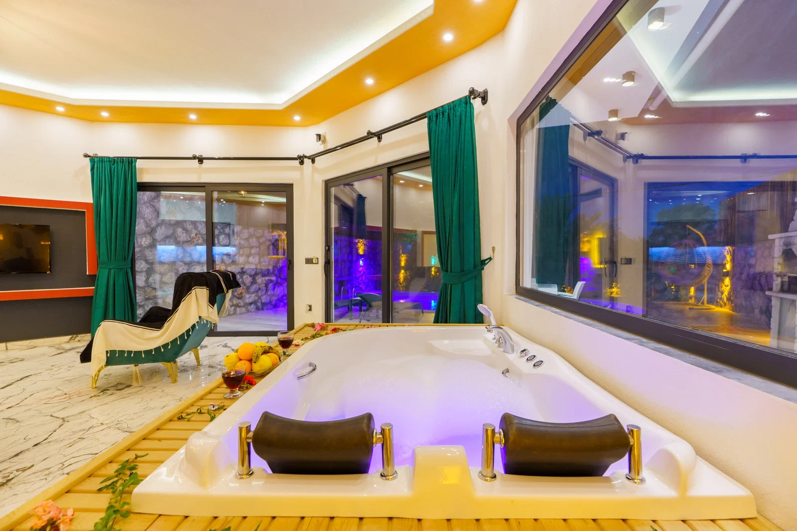 Üzümlü’de Balayı Çiftlerine Uygun, Korunaklı Havuzlu, 1 Yatak Odalı, Ekonomik Villa
