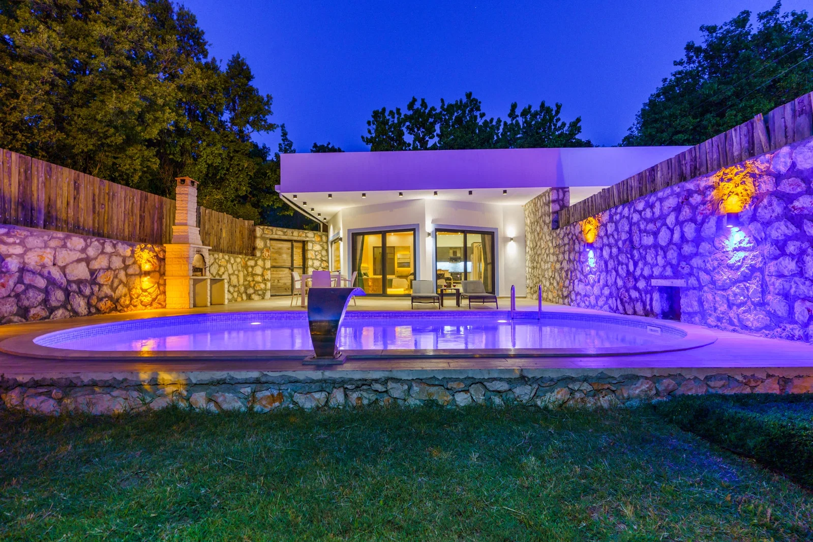 Üzümlü’de Balayı Çiftlerine Uygun, Korunaklı Havuzlu, 1 Yatak Odalı, Ekonomik Villa