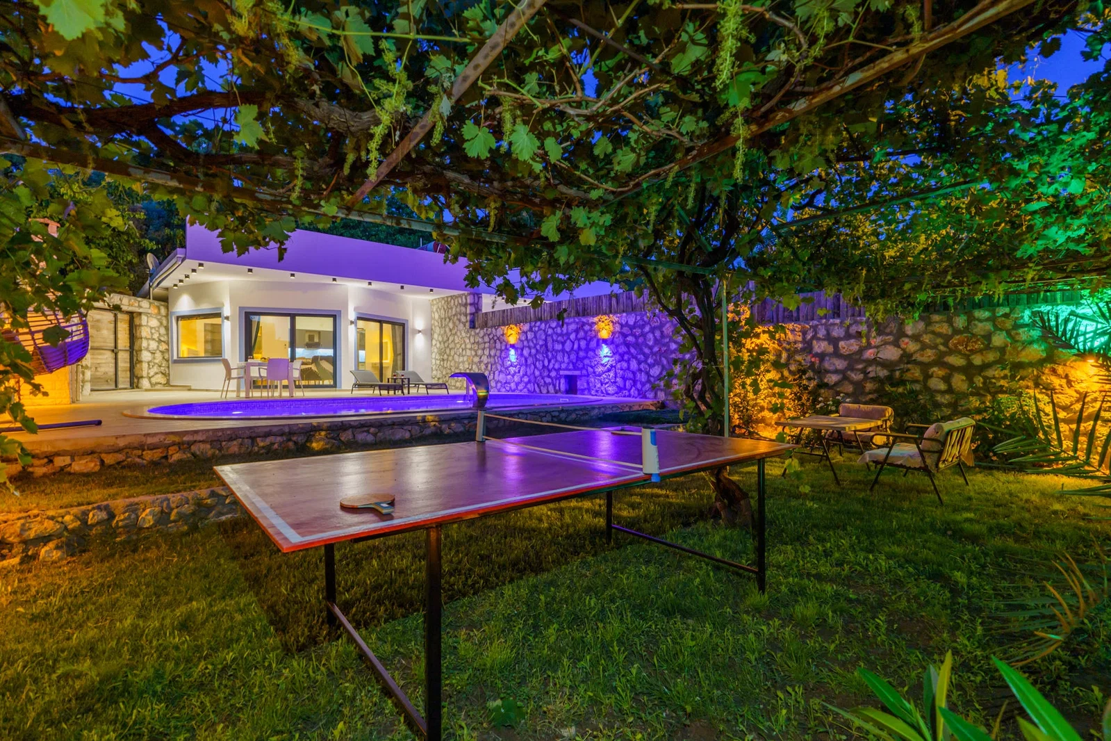 Üzümlü’de Balayı Çiftlerine Uygun, Korunaklı Havuzlu, 1 Yatak Odalı, Ekonomik Villa