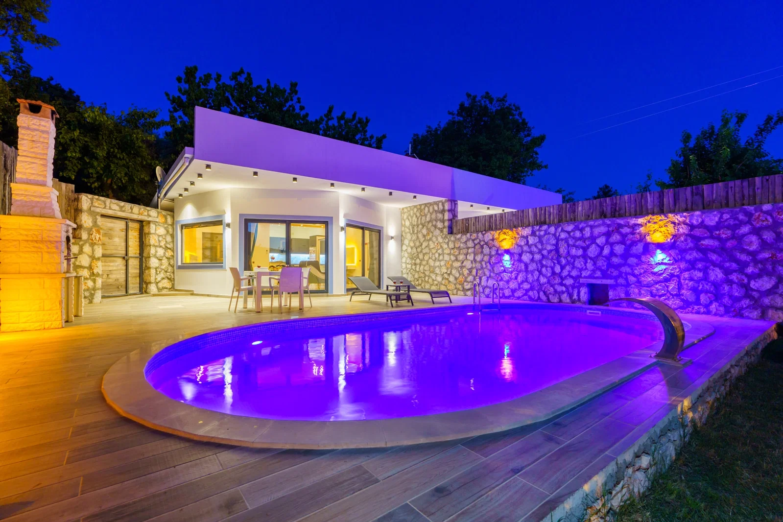 Üzümlü’de Balayı Çiftlerine Uygun, Korunaklı Havuzlu, 1 Yatak Odalı, Ekonomik Villa