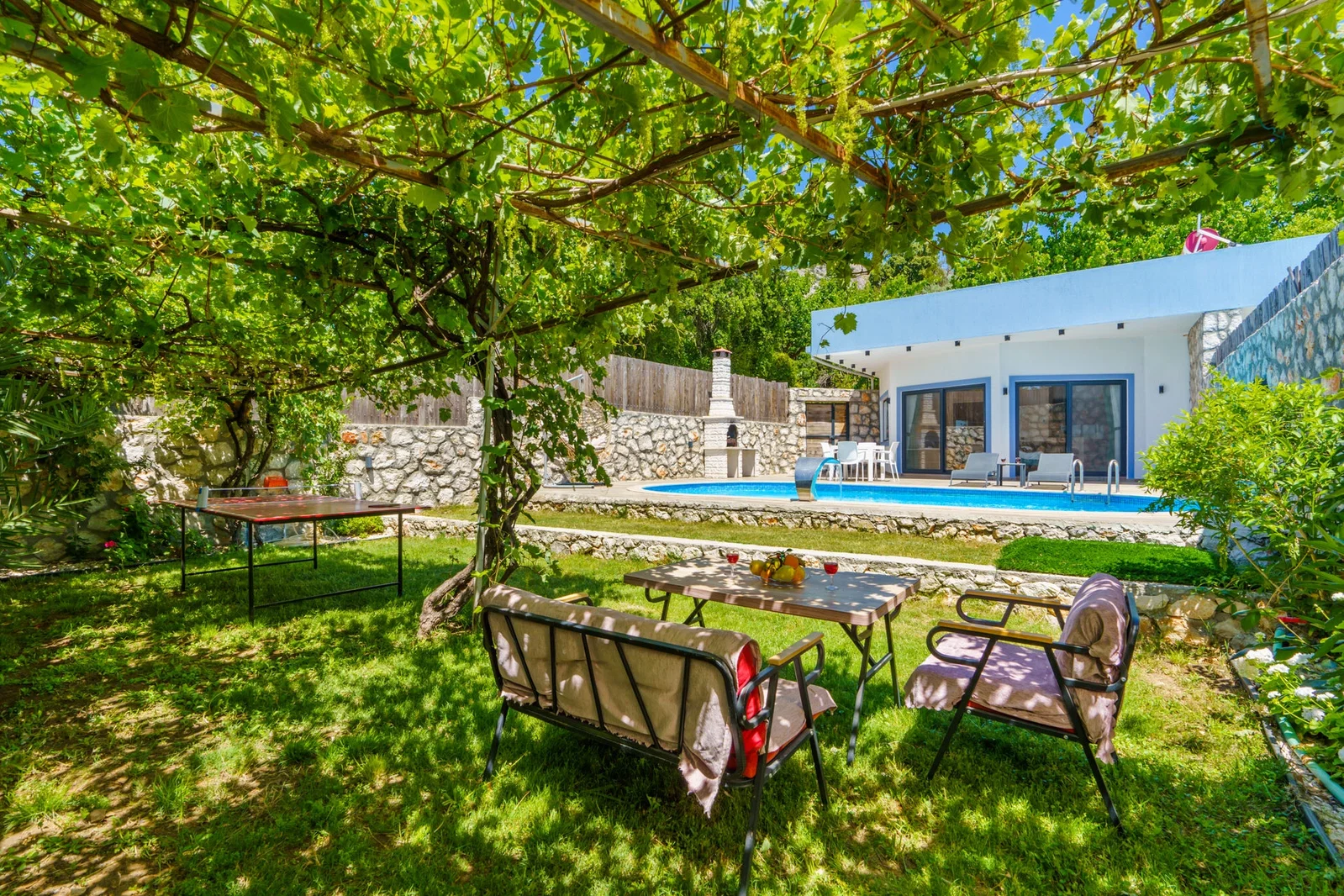Üzümlü’de Balayı Çiftlerine Uygun, Korunaklı Havuzlu, 1 Yatak Odalı, Ekonomik Villa