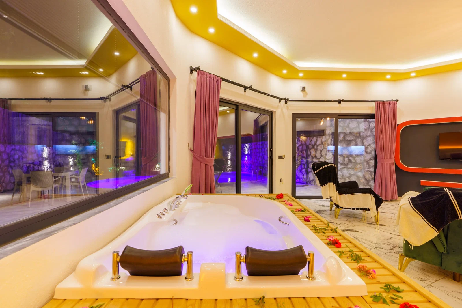 Üzümlü’de Balayı Çiftlerine Uygun, Korunaklı Havuzlu, 1 Yatak Odalı, Kiralık Villa