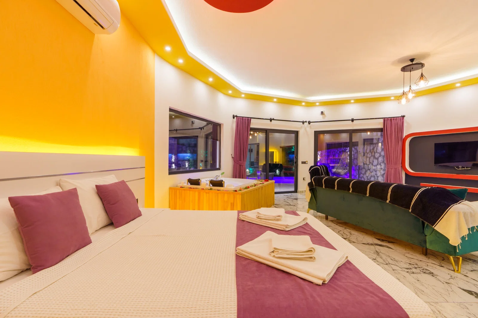 Üzümlü’de Balayı Çiftlerine Uygun, Korunaklı Havuzlu, 1 Yatak Odalı, Kiralık Villa