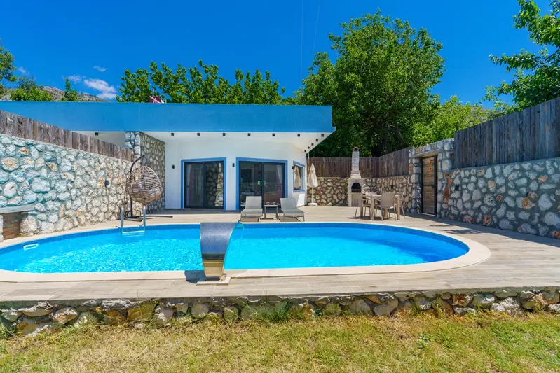 Üzümlü’de korunaklı havuzlu kiralık villa