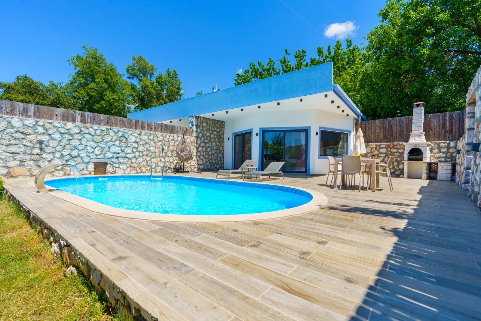 Üzümlü’de Balayı Çiftlerine Uygun, Korunaklı Havuzlu, 1 Yatak Odalı, Kiralık Villa
