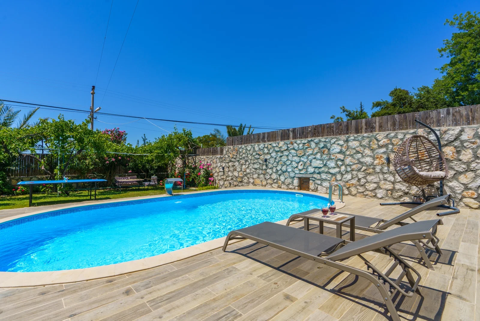 Üzümlü’de Balayı Çiftlerine Uygun, Korunaklı Havuzlu, 1 Yatak Odalı, Kiralık Villa