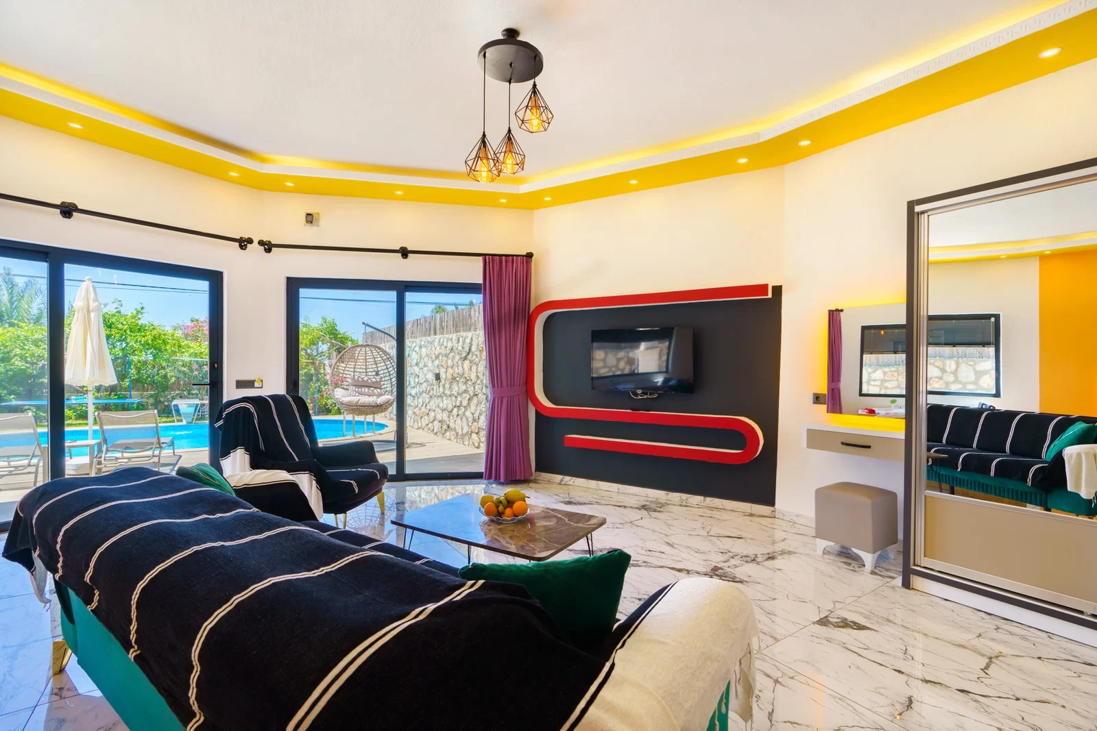 Üzümlü’de Balayı Çiftlerine Uygun, Korunaklı Havuzlu, 1 Yatak Odalı, Kiralık Villa