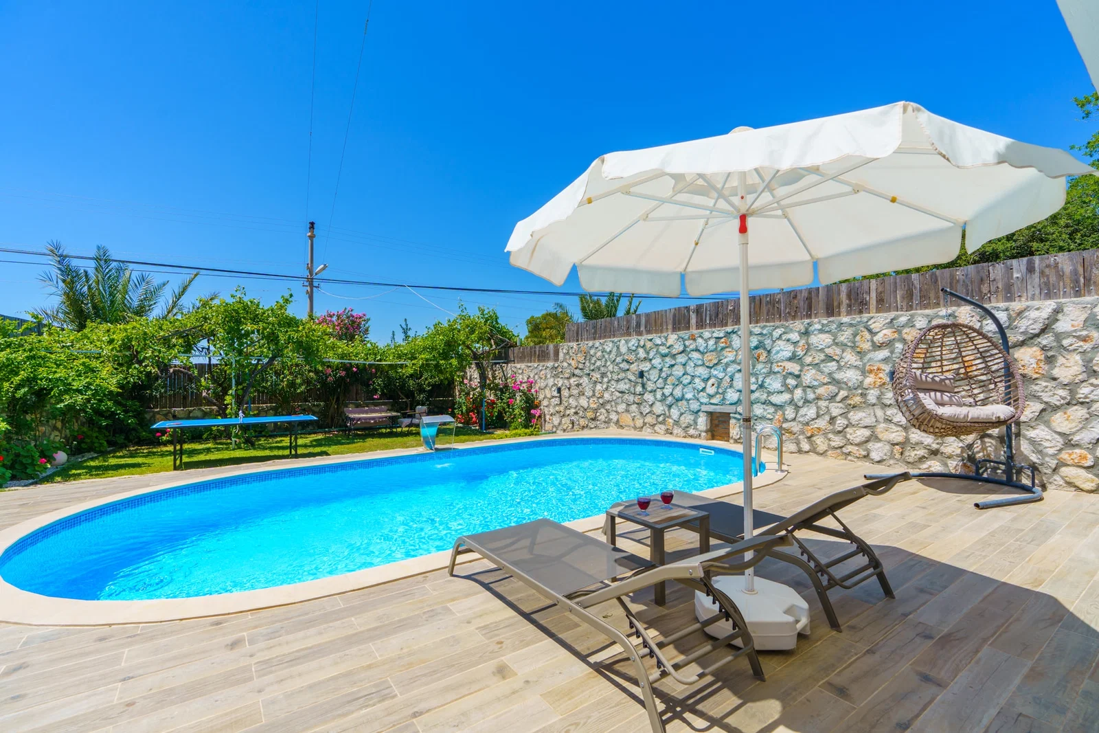 Üzümlü’de Balayı Çiftlerine Uygun, Korunaklı Havuzlu, 1 Yatak Odalı, Kiralık Villa