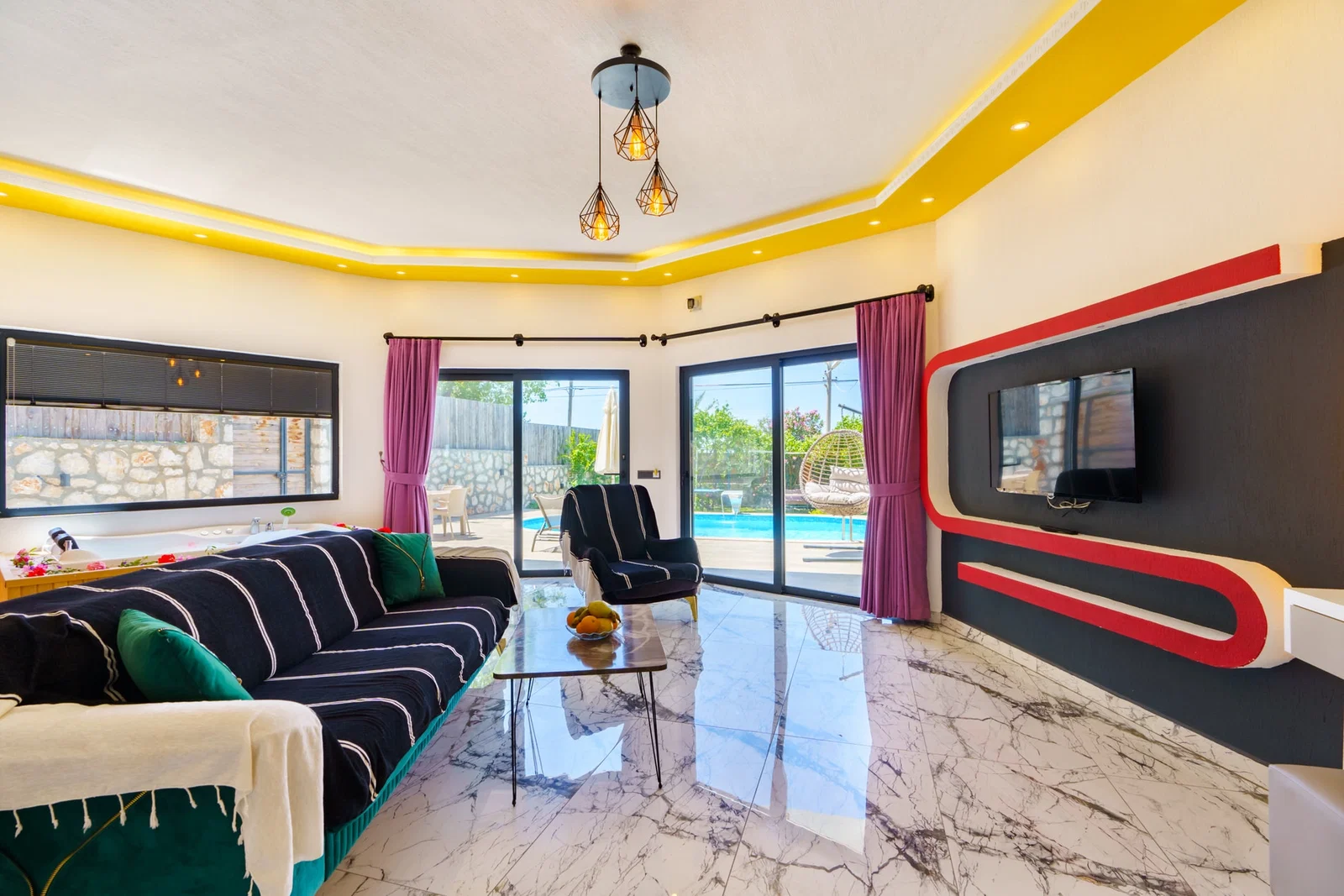 Üzümlü’de Balayı Çiftlerine Uygun, Korunaklı Havuzlu, 1 Yatak Odalı, Kiralık Villa