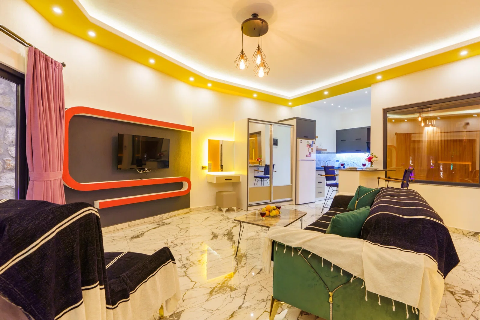 Üzümlü’de Balayı Çiftlerine Uygun, Korunaklı Havuzlu, 1 Yatak Odalı, Kiralık Villa