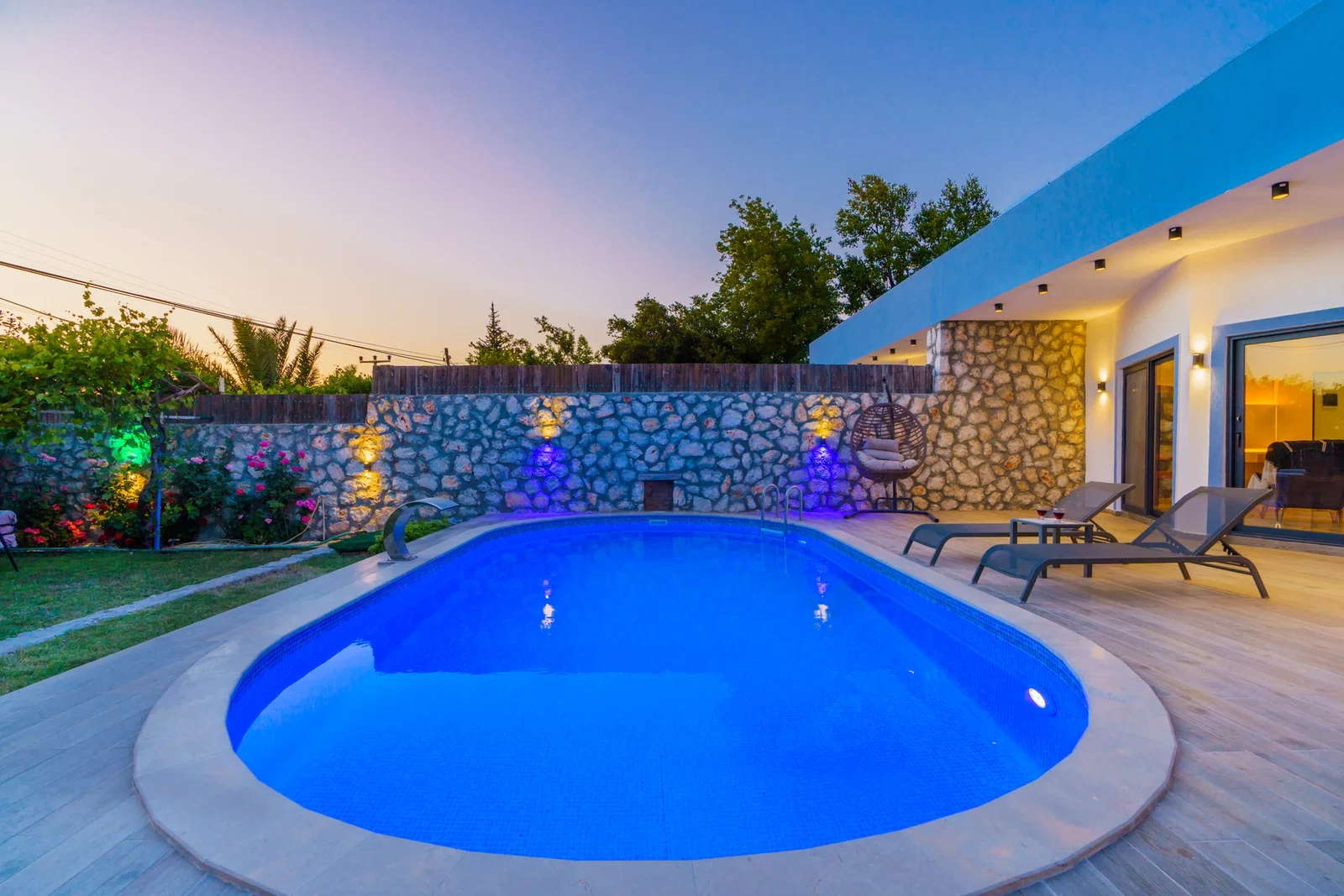 Üzümlü’de Balayı Çiftlerine Uygun, Korunaklı Havuzlu, 1 Yatak Odalı, Kiralık Villa