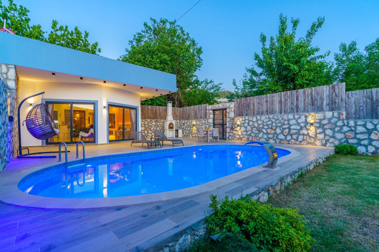 Üzümlü’de Balayı Çiftlerine Uygun, Korunaklı Havuzlu, 1 Yatak Odalı, Kiralık Villa