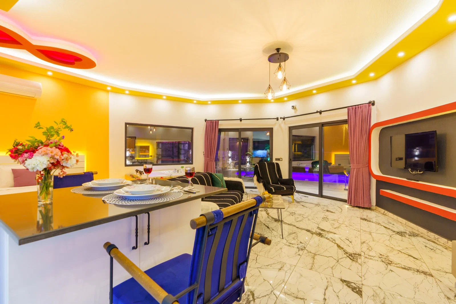 Üzümlü’de Balayı Çiftlerine Uygun, Korunaklı Havuzlu, 1 Yatak Odalı, Kiralık Villa