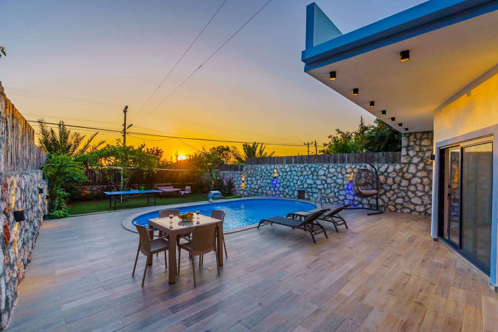 Üzümlü’de Balayı Çiftlerine Uygun, Korunaklı Havuzlu, 1 Yatak Odalı, Kiralık Villa