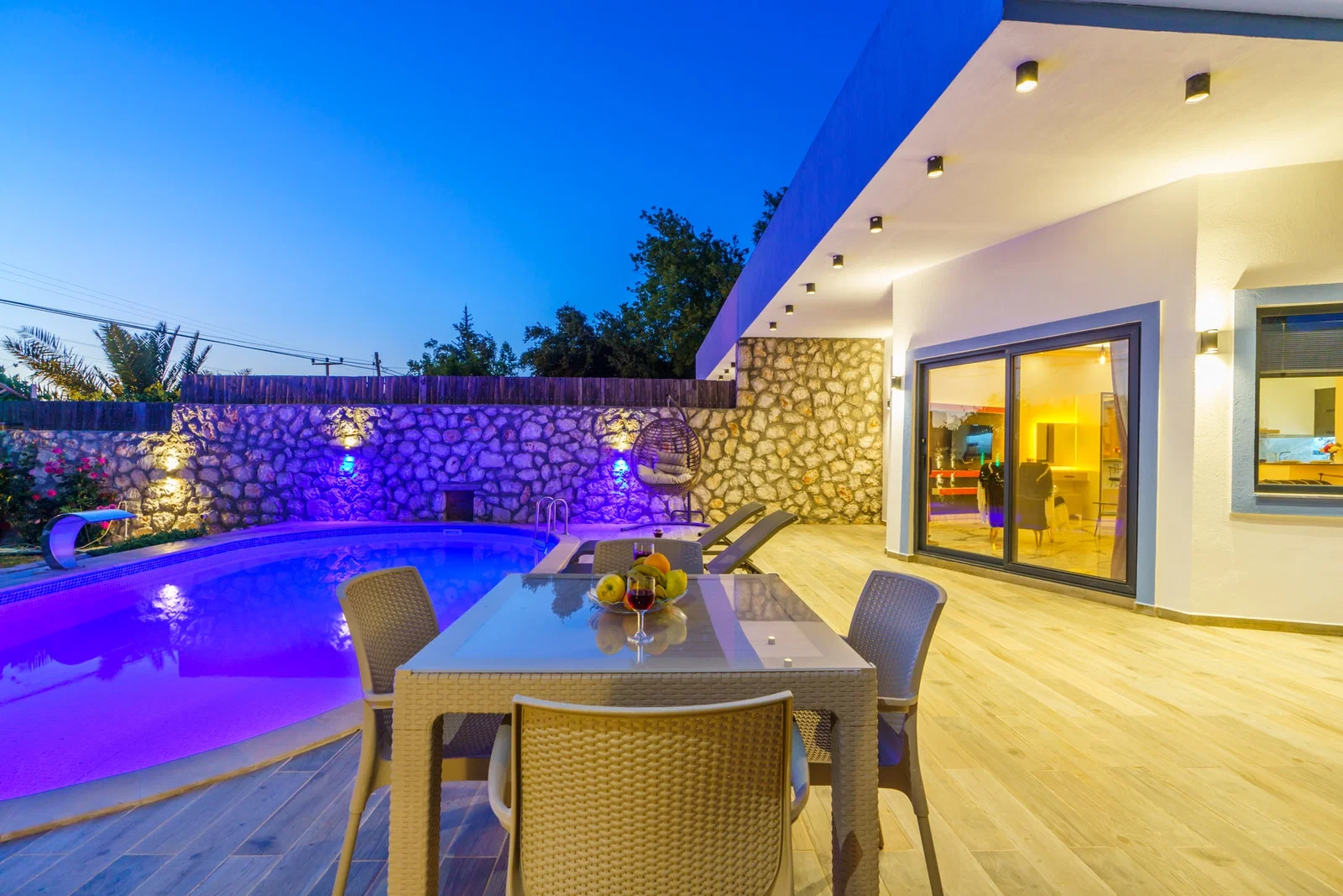 Üzümlü’de Balayı Çiftlerine Uygun, Korunaklı Havuzlu, 1 Yatak Odalı, Kiralık Villa