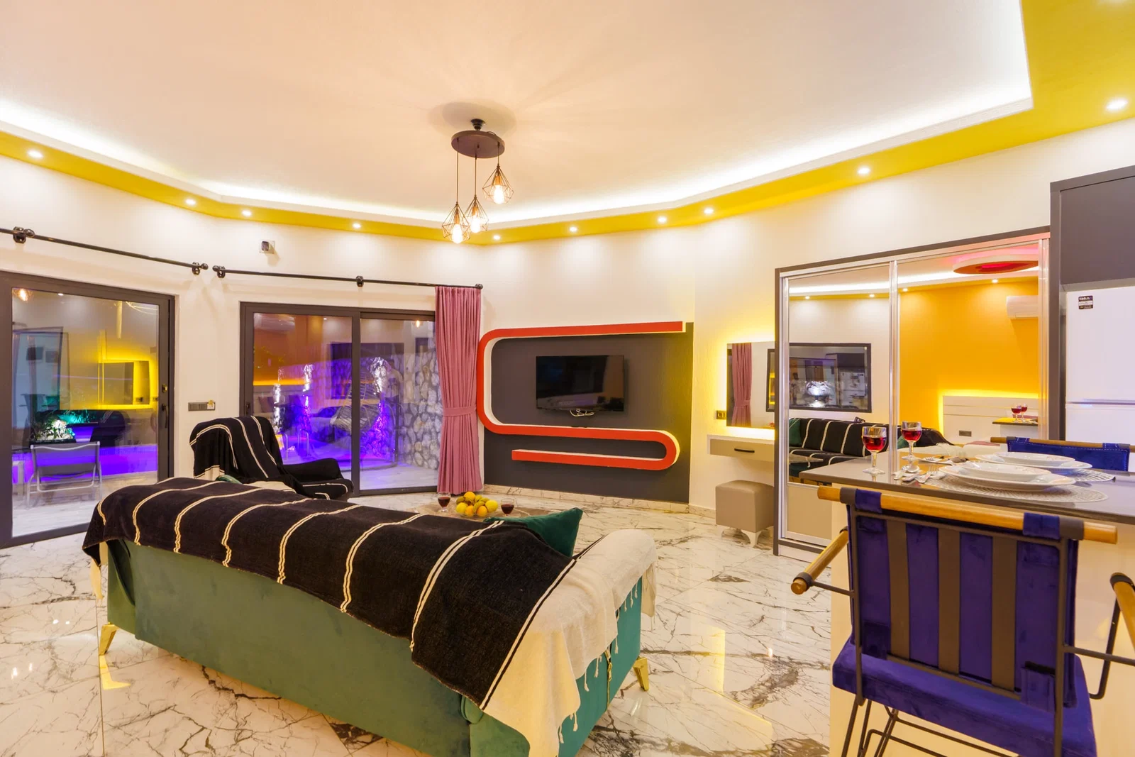 Üzümlü’de Balayı Çiftlerine Uygun, Korunaklı Havuzlu, 1 Yatak Odalı, Kiralık Villa