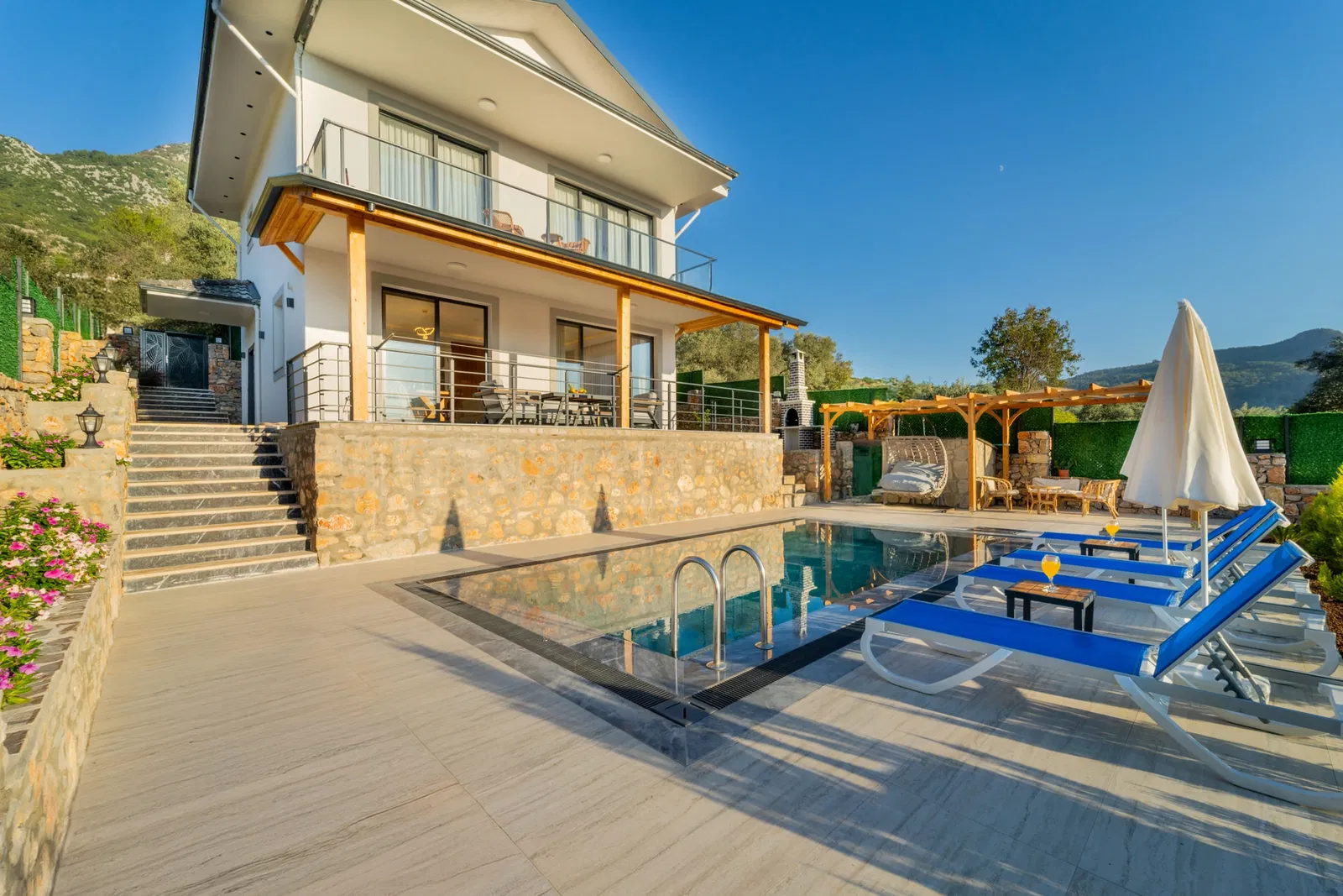 Fethiye’de korunaklı havuzlu kiralık villa