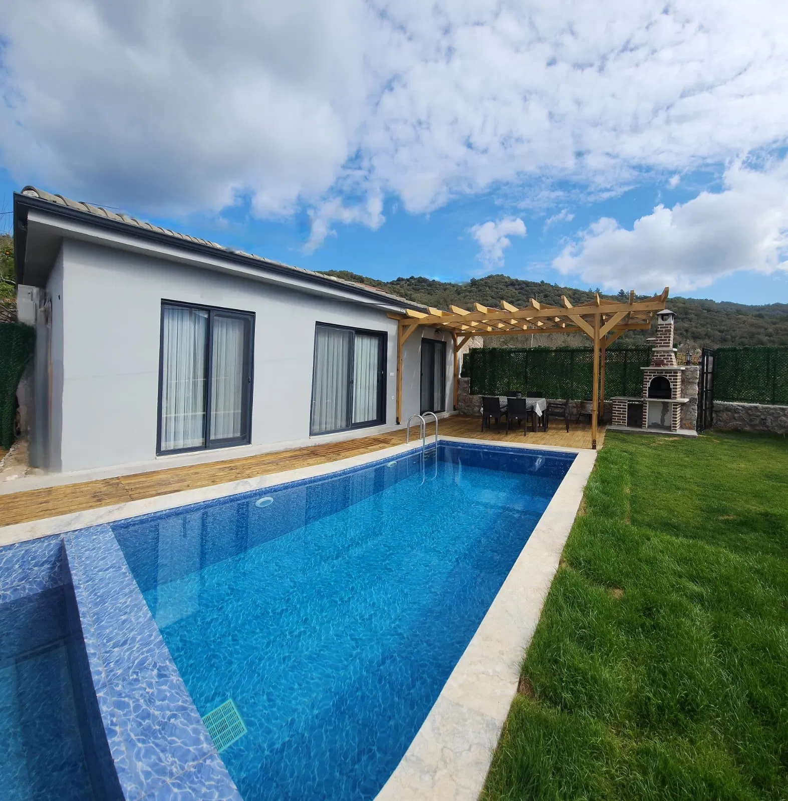 Fethiye’de korunaklı havuzlu kiralık villa