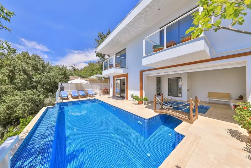 Üzümlü’de korunaklı havuzlu kiralık villa