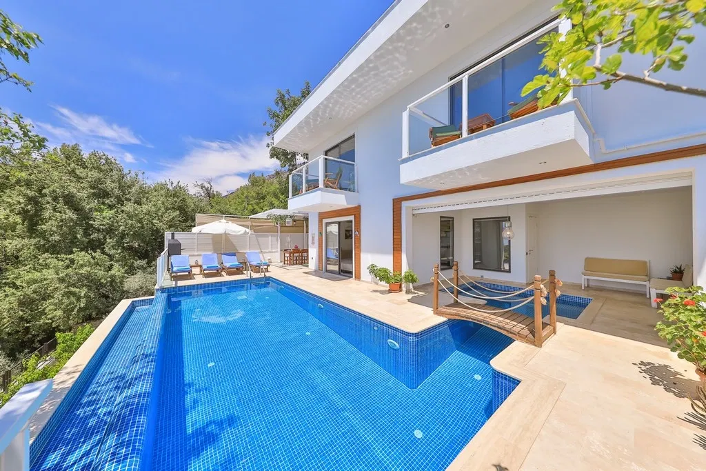 Üzümlü’de korunaklı havuzlu kiralık villa