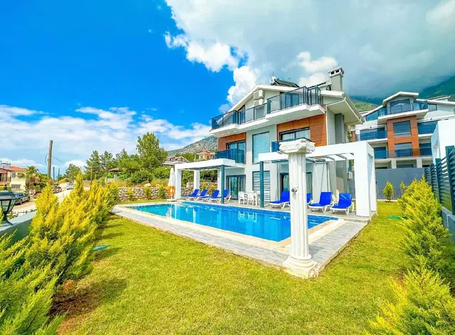 Sakin Konumda Fethiye’de 4 Yatak Odalı Özel Havuzlu Kiralık Villa