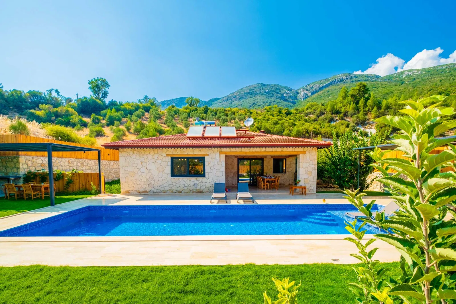 Sarıbelen’de korunaklı havuzlu kiralık villa