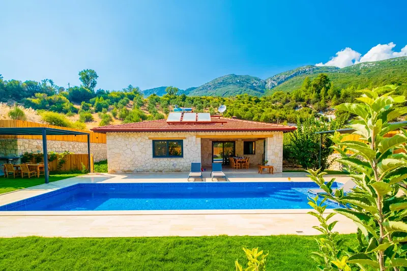Sarıbelen’de korunaklı havuzlu kiralık villa