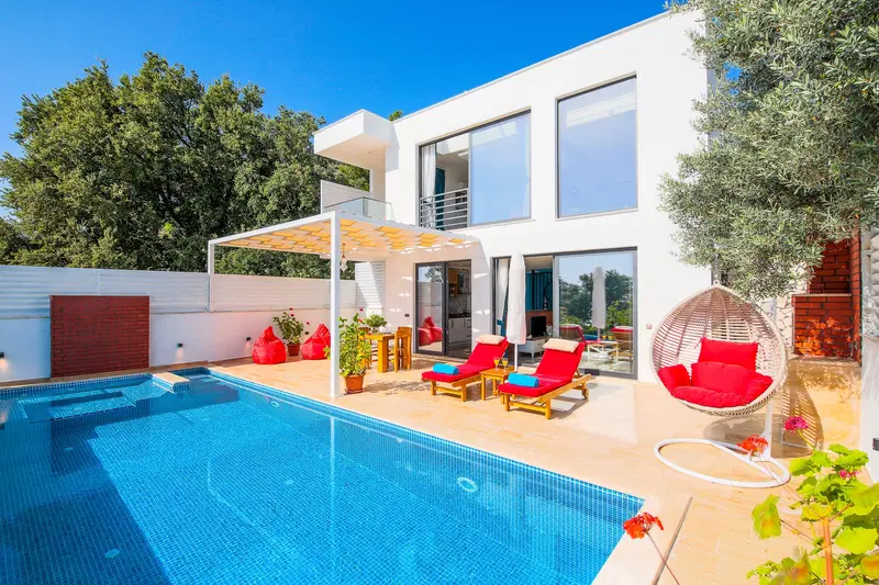Üzümlü’de korunaklı havuzlu kiralık villa