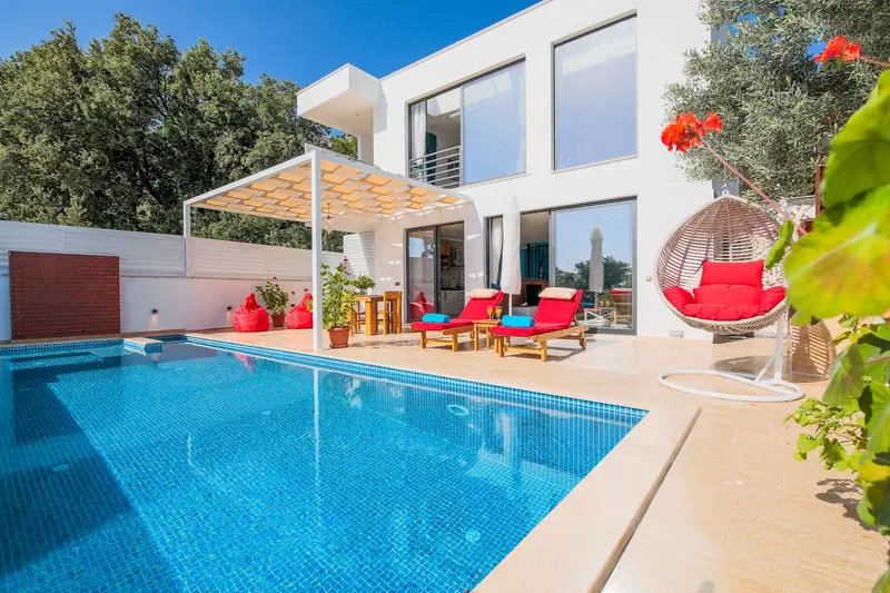 Üzümlü’de ısıtmalı havuzlu kiralık villa, fotoğraf 2
