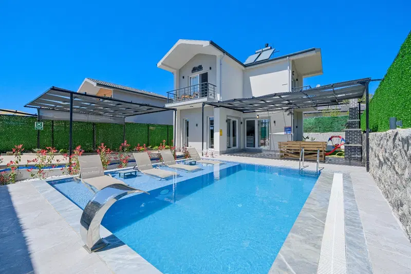 Fethiye’de korunaklı havuzlu kiralık villa