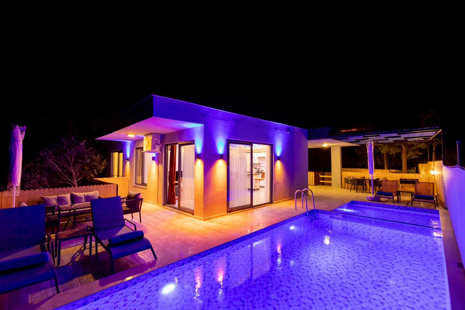 Sarıbelen’de korunaklı havuzlu kiralık villa