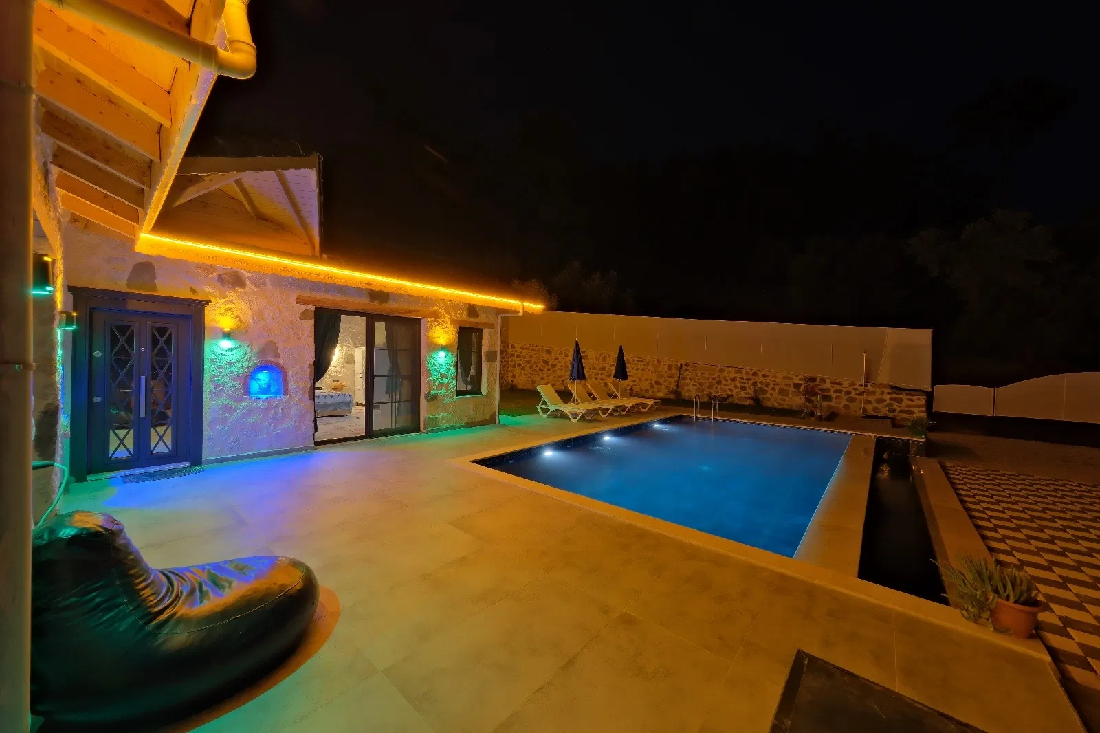 Fethiye’de korunaklı havuzlu kiralık villa