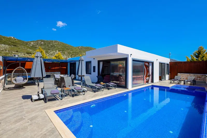 Sarıbelen’de korunaklı havuzlu kiralık villa