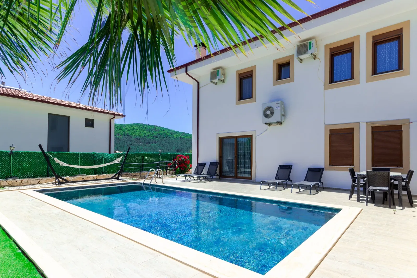 Kaş’ta bahçeli kiralık villa